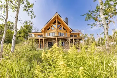 Image de Gorgeous custom built log home on Lake Superior