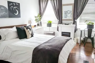 Image de Wind Rose 22 · Shop, Sip & Stroll Downtown + On Parks Pass