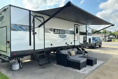 Image de Across the street from Owa. Camper rental close to area beaches!