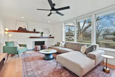 Image de Yard w/ fire pit & grill, king bed, light filled