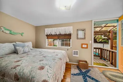 Image de Cozy 1936 cottage with private fenced yard, fire pit, pets welcome, and an easy walk to the beach.