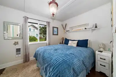 Image de Vintage 1945 Beach Cottage w/ Deck, Grill & Fish Station – 2 Blocks from Beach!