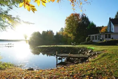 Image de Spacious lakefront home with 5 bedrooms & hot tub!