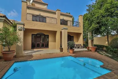 Image de Cosy studio apartment in the heart of Fourways l Near Monte Casino with balcony