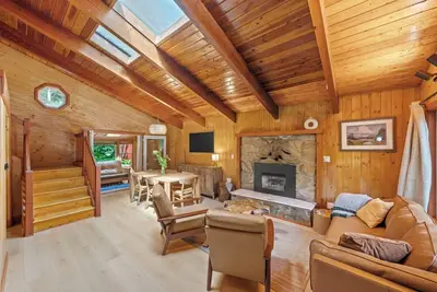 Image de New Rainier Forest Lodge w/ Hot Tub-Fireplace-Ev-WiFi