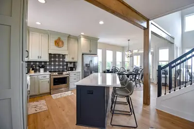 Image de Stunning three-story home with a hot tub, firepit, washer/dryer, & views