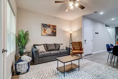 Image de Winter Deals! ! Sleep 22 and have your whole group together! Centrally Located!