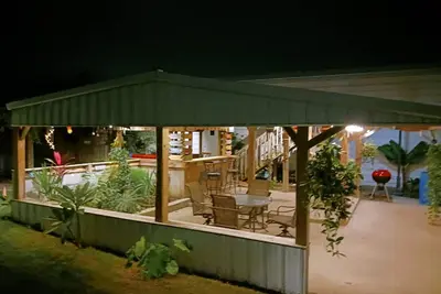 Image de Coastal Charm, tropical oasis. Fishing right across the street. Pet-friendly