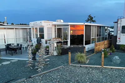 Image de Seaside Serenity. Oceanfront views of sunrise & sunset at this resort property.