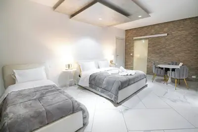 Image de Villa Immersa nel Verde con Piscina, Tennis e Vista sul Nostro Fiume
