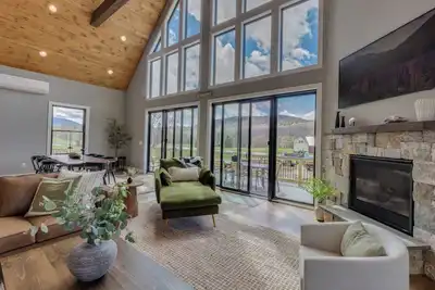 Image de Brand new construction - Spacious Mountain Chalet in Sugar Hill, Nh. Sleeps 18.