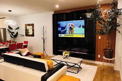 Image de Luxurious Stylish / Modern 3b/2. 5 bth Downtown Home