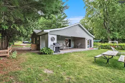 Image de Quiet oasis steps from the water with access to Canadian Lakes amenities!