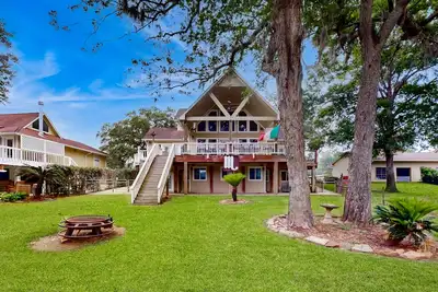 Image de Spacious dog-friendly riverfront home with central Ac, private pier + firepit