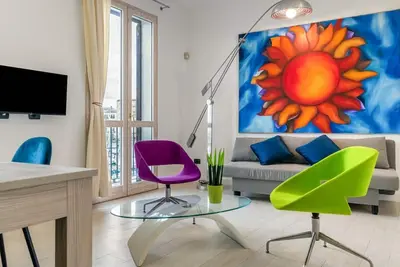 Image de GuestHost - Modern 83 sqm apartment, perfect for 5 people, located on the second floor of an ancient building (No lift and some steps to access it). The property is located in La Cala, a picturesque port located in the heart of Palermo, just 12 minutes o