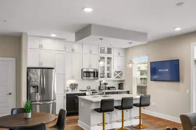 Image de Reluxme | Uptown 3br w/ King Beds & Spa Access