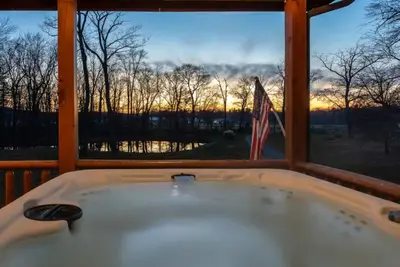 Image de Mountain Getaway - Pondside Pet-Friendly Lodge