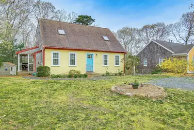 Image de Beach & Lake Access: Home w/ Porch in Mashpee!