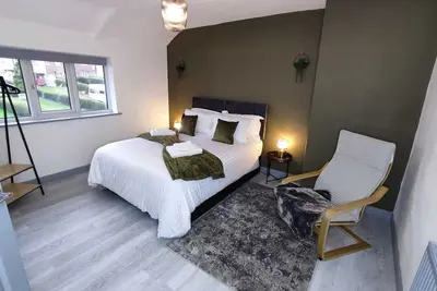 Image de Comfortable 3-Bedroom Leeds Beach House - Ideal for Work Stays with Parking