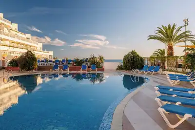 Image de Comfortable Stay in Oura Beach! 2 Large Suites with Balcony and Kitchenette!