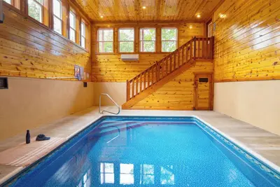 Image de Indoor Heated Pool + Private Hot Tub + Game Room + Theater | Evergreeen Lodge