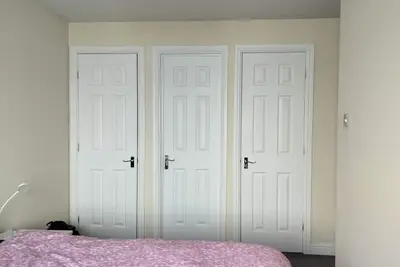 Cozy one ensuite bedroom shared in the flat of 3 bedrooms with water front view.