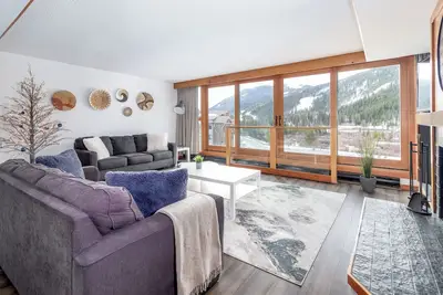 Image de Location. Views. Fireplace. Pool. Hot tub. Lake.