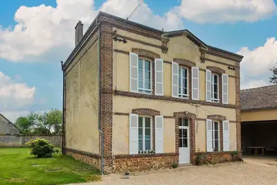Image de Maison de Charme à la Campagne avec Jardin, Billard, Baby-foot et Terrasse en Teck
