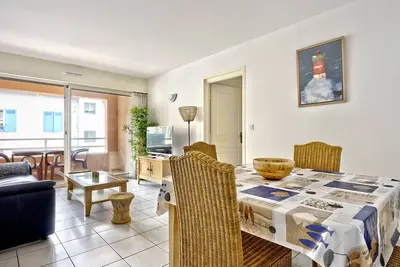 Image de T3 Confortable à Arcachon Centre avec Loggia, Parking et Clim, à 400m de la Plage!