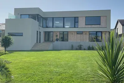 Image de A lux, spacious eco house nestled in the dunes Holywell Bay