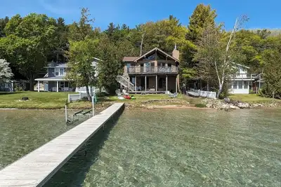 Image de Direct Crystal Lake sandy swimming home. Kayaks, dock, firepit, Ac. Dog ok