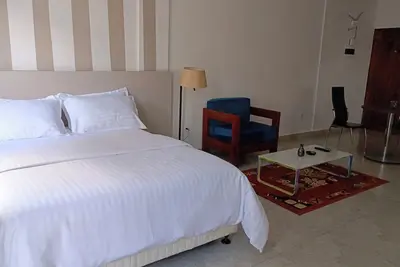 Image de Studio Entièrement Meublé Offrant un Espace Confortable, Idéal Pour les Familles