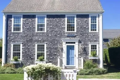 Image de Light and bright 4 bedroom home in the family friendly neighborhood of Naushop.