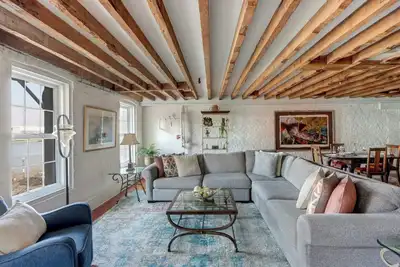 Image de Bay Street Flat, Historic | Riverfront View