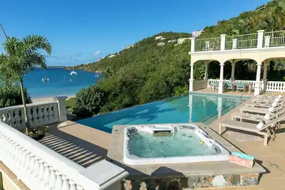 Image de Villa Alondras Located just a few private steps off the beach in Great Cruz Bay.
