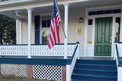 Image de Cozy 3 Br in Historical District with screened in porch. Newly remodeled.