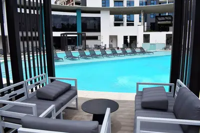 Apartamento con Piscina y Cómodo Espacio de Trabajo