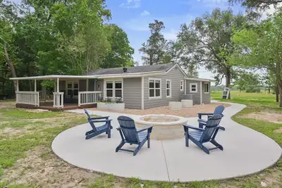 Image de Blue Moon - Cozy Country Cottage - Just Minutes From Texas A&M!