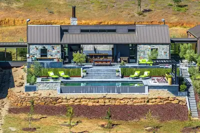 Image de In-town private Oasis! Picturesque views and amazing relaxation. . . A Must See!