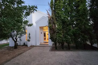 Image de Peaceful and private 3 Bedroom country villa located central Riebeek Kasteel.