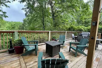 Image de Tree House Tranquility Cabin Close to Dollywood