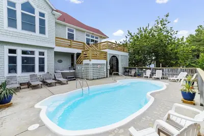 Image de Soundside Corolla retreat, located in the luxurious community of Monteray Shores