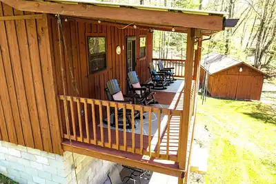 Image de Relaxing cabin surrounded by woods. Near Rrg/Cave Run/Dbnf. Dog friendly!