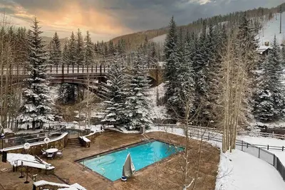 Image de Cozy ski in/ski out 1br at the Lionshead Gondola w/ slopeside pool, gym & more!