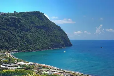 Image de À 5 minutes de la mer, chambres avec balcon ou terrasse.
