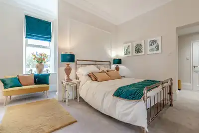 Image de Embleton Staycation-Vue sur Rue-Suite-de Luxe-Douche