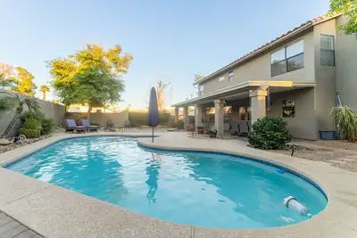 Image de Spacious Pet Friendly 5br with Pool In Glendale by RedAwning