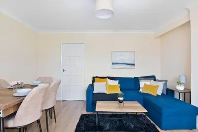 Image de Maison-Confort-Salle de bain privée-Vue sur Jardin-119 Stoneleigh Avenue