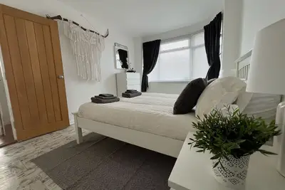 modern Bungalow with hot tub, garden, bbq & Netflix 10 min drive to city centre