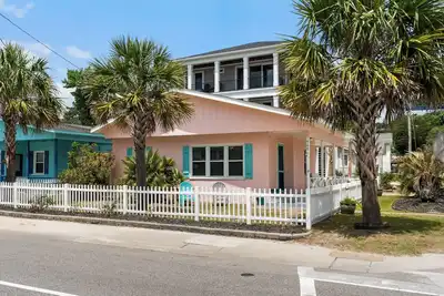 Image de Cozy Cottage! Best 2nd row location in North Myrtle Beach!